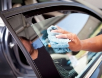Kas jāzina, vedot automašīnu uz servisu, lai nomainītu auto stiklus